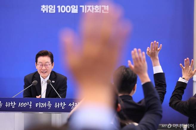 [서울=뉴시스] 고범준 기자 = 이재명 대통령이 11일 청와대 영빈관에서 열린 취임 100일 기자회견 '회복을 위한 100일, 미래를 위한 성장'에서 취재진 질문을 받고 있다. (대통령실통신사진기자단) 2025.09.11. bjko@newsis.com /사진=