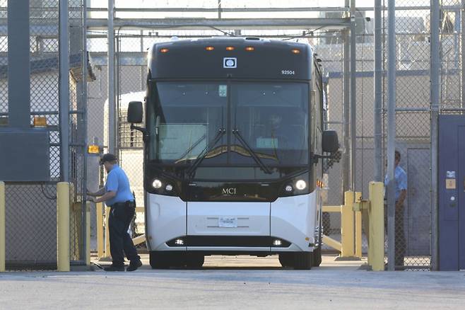 10일(현지 시간) 미국 조지아주 포크스턴 이민세관단속국(ICE) 구금시설에서 버스가 이동하고 있다. 정부에 따르면 11일 정오 한국인 316명 등 총 330명이 전세기에 탑승해 귀국할 예정이다./AP=뉴시스