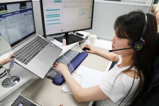 서울 중구 KTcs 서울중앙센터에서 KT 상담원이 ‘AI 상담 어시스트’를 활용해 고객 전화 문의에 대응하고 있다.  KT 제공