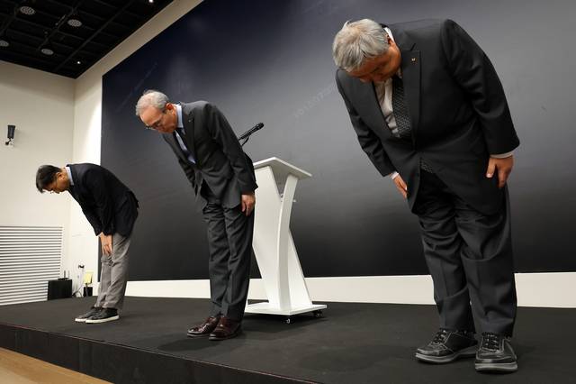 김영섭(가운데) KT 사장을 비롯한 임직원들이 11일 서울 종로구 KT 광화문빌딩 웨스트 사옥에서 열린 기자회견에서 고개 숙여 사과하고 있다. 연합뉴스