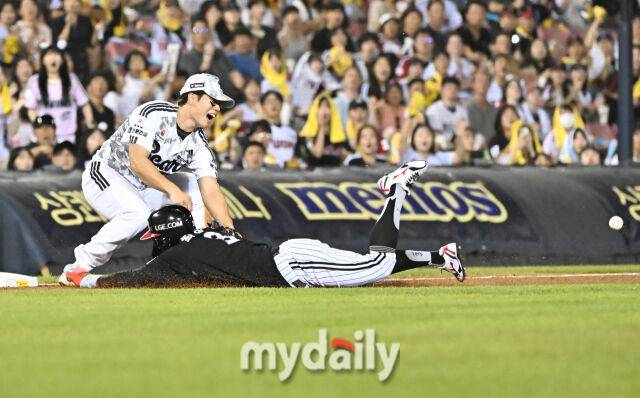 10일 오후 서울 잠실야구장에서 진행된 '2025 프로야구 KBO리그' 두산베어스와 LG트윈스의 경기. LG 최원영이 5회초 무사 3루서 박해민의 번트때 3루에서 세이프 되고 있다. 두산 3루수는 오명진./잠실=송일섭 기자