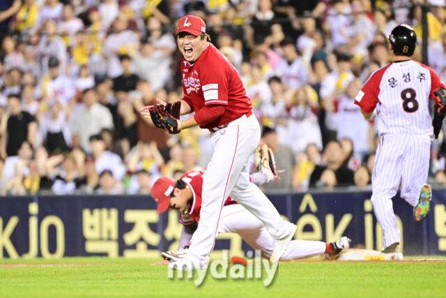 SSG 이로운이 7회말 1사 1,2루에서 LG 문성주를 병살로 처리한 뒤 포효하고 있다.