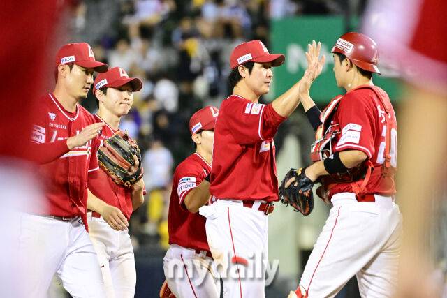 SSG가 7-3으로 승리한 뒤 마은드에서 하이파이브를 하고 있다.