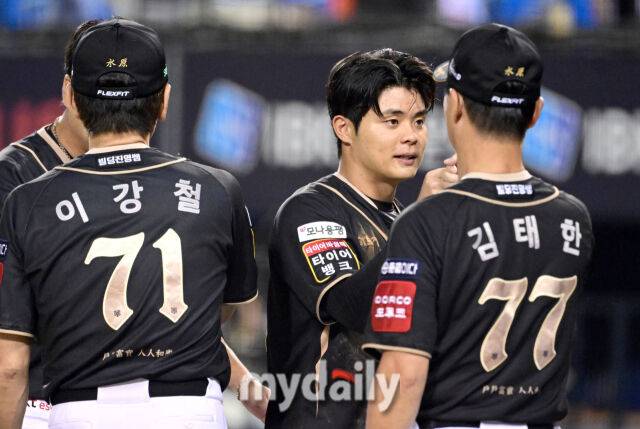 2025년 9월 11일 오후 서울 잠실구장에서 열린 '2025 신한 SOL뱅크 KBO 리그' KT 위즈와 LG 트윈스의 경기KT 권동진이 6-4로 승리한 뒤 기뻐하고 있다./잠실=유진형 기자