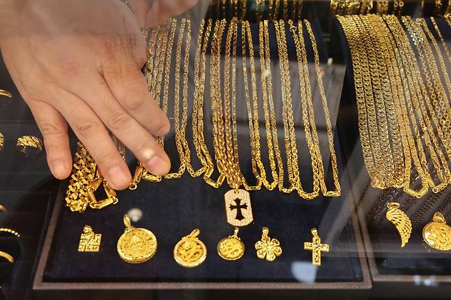 서울 종로구 한쥬얼리에 진열된 금 제품들 [연합]