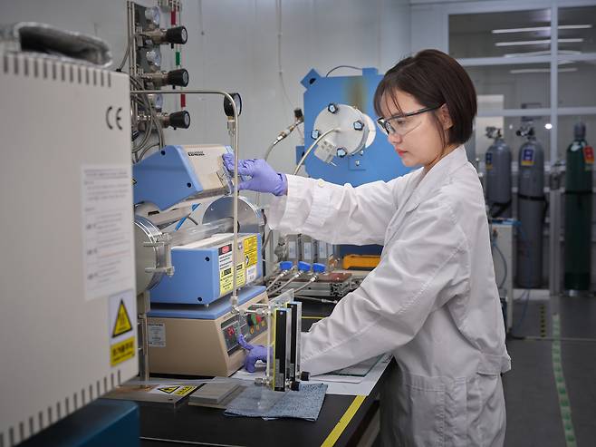 한국에너지기술연구원 연구진이 고순도 흑연 음극재 생산기술 관련 연구를 수행하고 있다.[한국에너지기술연구원 제공]