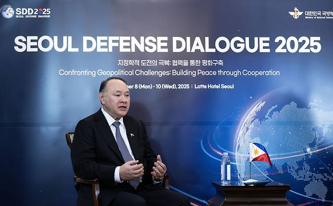 길베르토 테오도로(Gilberto C. Teodoro, Jr) 필리핀 국방부 장관이 9일 오후 서울 중구 롯데호텔에서 헤럴드경제·코리아헤럴드와 인터뷰를 하고 있다. 임세준 기자