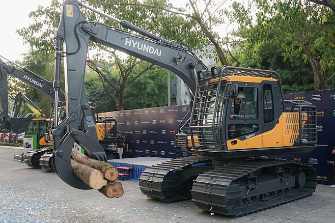 HD현대건설기계가 인도네시아 페칸바루에서 임업용 중형 굴착기(R130F)를 시연했다. [HD현대 제공]