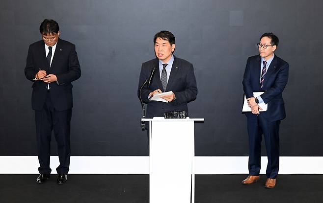 KT 주요 경영진들이 11일 서울 종로구 KT 광화문빌딩 웨스트 사옥에서 열린 소액결제 피해 관련 기자 브리핑에서 질의응답하고 있다. [연합]