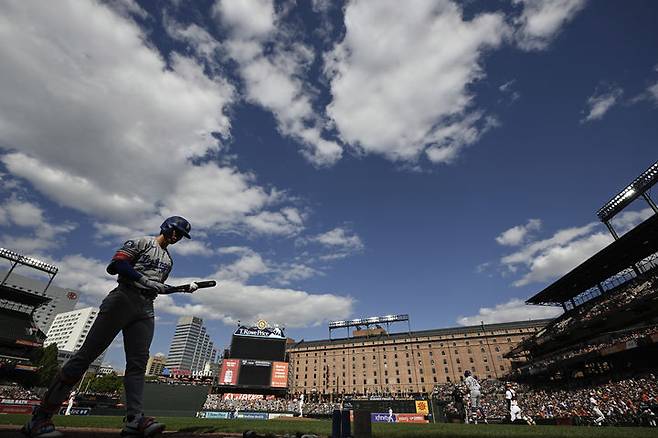 [볼티모어=AP/뉴시스] LA 다저스의 김혜성이 7일(현지 시간) 미 메릴랜드주 볼티모어의 오라클 파크 앳 캠든 야즈에서 열린 2025 메이저리그 볼티모어 오리올스와의 경기 8회 초 대기 타석에 들어서고 있다. 김혜성은 4타수 1안타를 기록했고, 다저스는 5-2로 승리했다. 2025.09.03.