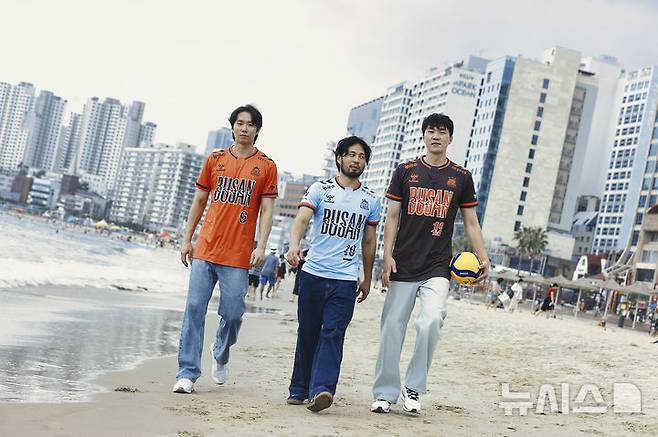 [서울=뉴시스]남자배구 OK저축은행 2025~2026시즌 유니폼 발표. (사진=OK저축은행 배구단 제공)