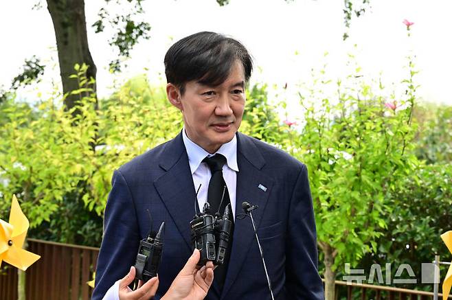 [김해=뉴시스] 차용현 기자 =지난달 25일 오전 조국 전 조국혁신당 대표가 경남 김해시 봉화마을 고 노무현 전 대통령 묘역을 찾아 참배한 후 언론 질문에 답하고 있다. 2025.08.25.con@newsis.com