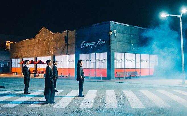 [서울=뉴시스] 그룹 데이식스(DAY6) 데뷔 10주년을 맞아 소속사 JYP엔터테인먼트는 새 정규 앨범 비하인드 포토를 오픈했다. (사진=JYP엔터테인먼트 제공) 2025.09.11. photo@newsis.com *재판매 및 DB 금지