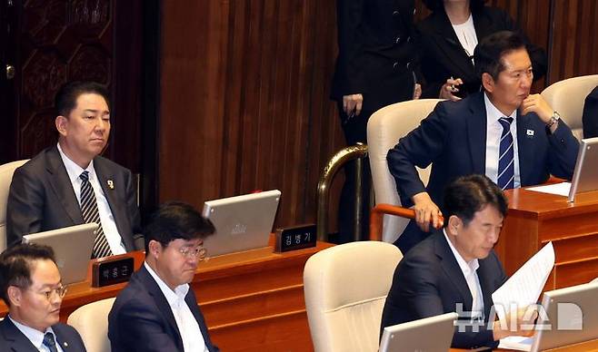 [서울=뉴시스] 조성봉 기자 = 정청래 더불어민주당 대표와 김병기 원내대표가 11일 오후 서울 여의도 국회에서 열린 제249회국회(정기회) 제4차 본회의에서 서로 다른곳을 바라보고 있다. 2025.09.11. suncho21@newsis.com