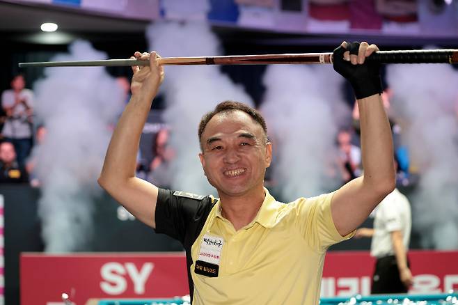'SY 베리테옴므 PBA 챔피언십' 남자부 정상에 오른 이승진이 우승을 확정하고 큐를 번쩍 들어 올리며 기뻐하는 모습. PBA
