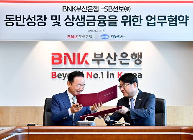 사진 왼쪽부터 SB선보㈜ 최금식 회장, BNK부산은행 방성빈 은행장. BNK부산은행 제공