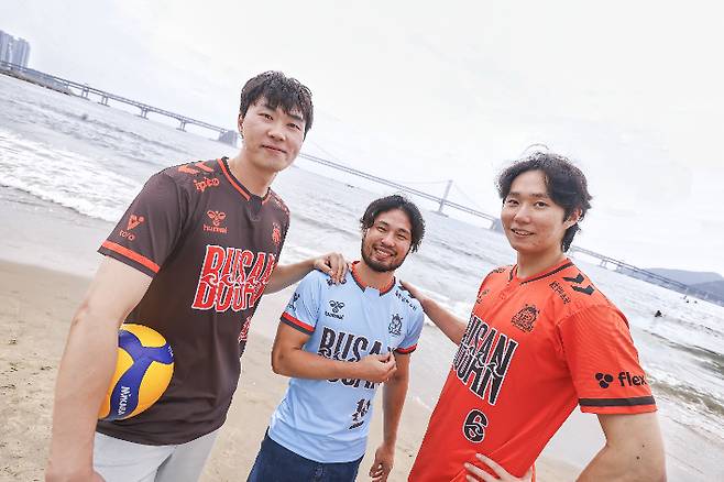 OK저축은행 새 유니폼 공개. OK저축은행 배구단 제공