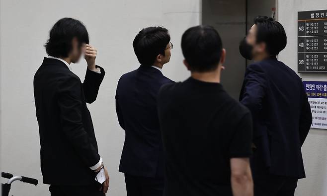 온라인 커뮤니티 디시인사이드의 우울증갤러리를 고리로 만나 특정 지역에서 함께 생활하며 미성년자 대상 범죄를 저질렀다는 의혹을 받는 이른바 '신대방팸' 멤버. 연합뉴스