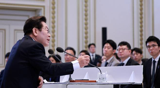 이재명 대통령이 11일 청와대 영빈관에서 열린 취임 100일 기자회견 '회복을 위한 100일, 미래를 위한 성장'에서 발언하고 있다. 연합뉴스