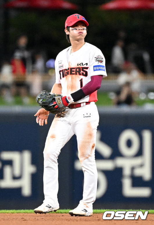 [OSEN=광주, 이대선 기자] 10일 오후 광주-기아 챔피언스필드에서 2025 신한 SOL Bank KBO리그 KIA 타이거즈와 삼성 라이온즈의 경기가 열렸다.KIA는 네일, 삼성은 가라비토를 선발 투수로 내세웠다.5회초 무사에서 KIA 박찬호가 삼성 이재현 타구에 몸을 날렸으나 안타를 허용하고 아쉬워하고 있다. 2025.09.10 /sunday@osen.co.kr