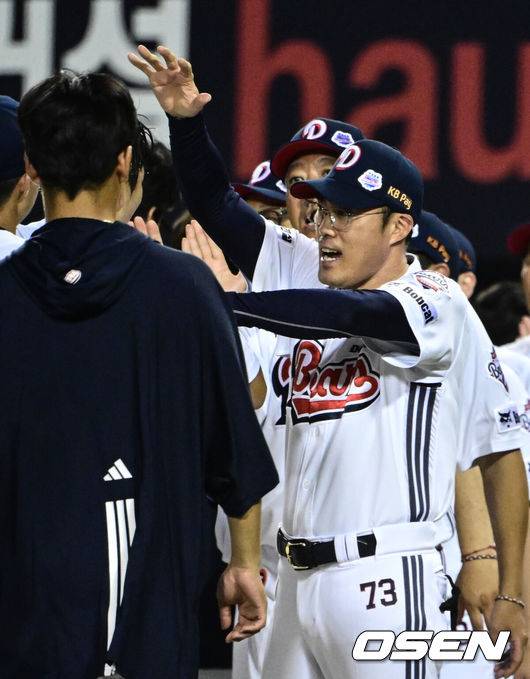 [OSEN=잠실, 조은정 기자]28일 오후 서울 잠실구장에서 ‘2025 신한 SOL Bank KBO리그’ 두산 베어스와 삼성 라이온즈의 경기에 앞서 삼성 투수 오승환의 은퇴투어 기념 행사가 열렸다.오승환은 지난 6일 은퇴를 선언했다. 21년 프로생활의 마침표를 찍는 오승환의 유니폼 배번&nbsp;21은 22(이만수) 10(양준혁) 36(이승엽)에 이어 구단 사상 4번째 영구결번으로 지정될 예정이다.두산 조성환 감독대행이 연장 10회말 1,2루에서 끝내기 안타를 날린 안재석과 승리를 기뻐하고 있다. 2025.08.28 /cej@osen.co.kr