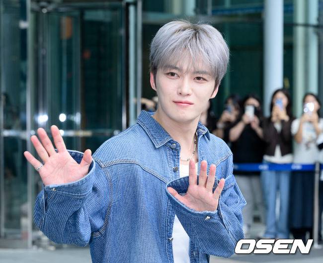 [OSEN=이대선 기자] 23일 오후 서울 목동 SBS에서 SBS 파워FM 라디오 '두시탈출 컬투쇼' 생방송이 진행됐다.김재중은 '보이즈 플래닛' 시즌2인 '보이즈 2 플래닛’에서 C 플래닛 마스터로 활약 중이다.가수 김재중이 인사를 하고 있다. 2025.07.23 /sunday@osen.co.kr