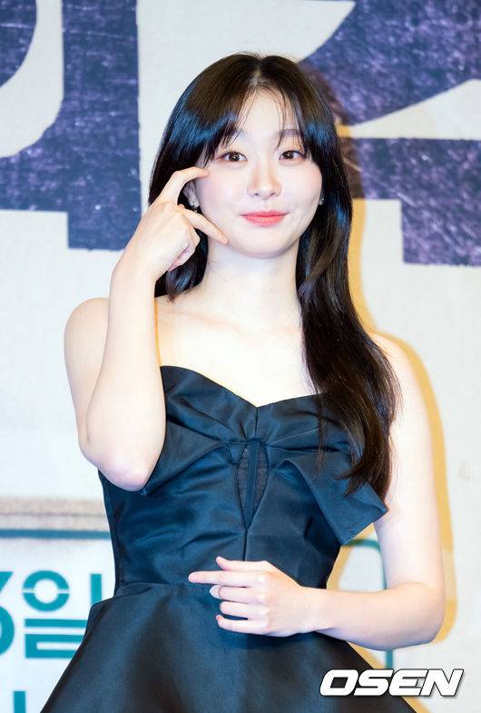 [OSEN=민경훈 기자] 11일 오후 서울 구로구 신도림동 더링크서울 호텔에서 JTBC 새 토일드라마 '백번의 추억' 제작발표회가 열렸다.오는&nbsp;13일&nbsp;첫 방송되는&nbsp; '백번의 추억'(극본 양희승·김보람, 연출 김상호)은 100번 버스의 안내양 고영례(김다미 분)와 서종희(신예은 분)의 빛나는 우정,&nbsp;그리고 두 친구의 운명적 남자 한재필(허남준 분)을 둘러싼 애틋한 첫사랑을 그린 뉴트로 청춘 멜로 드라마다배우 김다미가 포토타임을 갖고 있다. 2025.09.11 /rumi@osen.co.kr