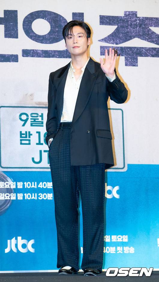 [OSEN=민경훈 기자] 11일 오후 서울 구로구 신도림동 더링크서울 호텔에서 JTBC 새 토일드라마 '백번의 추억' 제작발표회가 열렸다.오는 13일 첫 방송되는  '백번의 추억'(극본 양희승·김보람, 연출 김상호)은 100번 버스의 안내양 고영례(김다미 분)와 서종희(신예은 분)의 빛나는 우정, 그리고 두 친구의 운명적 남자 한재필(허남준 분)을 둘러싼 애틋한 첫사랑을 그린 뉴트로 청춘 멜로 드라마다배우 허남준이 포토타임을 갖고 있다. 2025.09.11 /rumi@osen.co.kr
