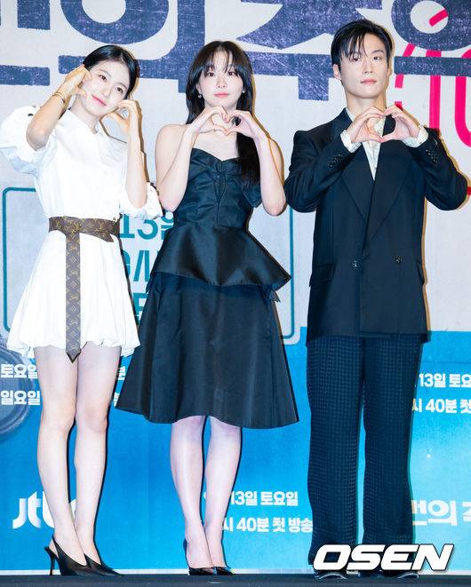 [OSEN=민경훈 기자] 11일 오후 서울 구로구 신도림동 더링크서울 호텔에서 JTBC 새 토일드라마 '백번의 추억' 제작발표회가 열렸다.오는 13일 첫 방송되는  '백번의 추억'(극본 양희승·김보람, 연출 김상호)은 100번 버스의 안내양 고영례(김다미 분)와 서종희(신예은 분)의 빛나는 우정, 그리고 두 친구의 운명적 남자 한재필(허남준 분)을 둘러싼 애틋한 첫사랑을 그린 뉴트로 청춘 멜로 드라마다배우 신예은, 김다미, 허남준이 포토타임을 갖고 있다. 2025.09.11 /rumi@osen.co.kr