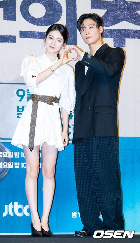 [OSEN=민경훈 기자] 11일 오후 서울 구로구 신도림동 더링크서울 호텔에서 JTBC 새 토일드라마 '백번의 추억' 제작발표회가 열렸다.오는 13일 첫 방송되는  '백번의 추억'(극본 양희승·김보람, 연출 김상호)은 100번 버스의 안내양 고영례(김다미 분)와 서종희(신예은 분)의 빛나는 우정, 그리고 두 친구의 운명적 남자 한재필(허남준 분)을 둘러싼 애틋한 첫사랑을 그린 뉴트로 청춘 멜로 드라마다배우 신예은, 허남준이 포토타임을 갖고 있다. 2025.09.11 /rumi@osen.co.kr