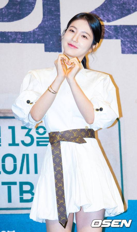 [OSEN=민경훈 기자] 11일 오후 서울 구로구 신도림동 더링크서울 호텔에서 JTBC 새 토일드라마 '백번의 추억' 제작발표회가 열렸다.오는&nbsp;13일&nbsp;첫 방송되는&nbsp; '백번의 추억'(극본 양희승·김보람, 연출 김상호)은 100번 버스의 안내양 고영례(김다미 분)와 서종희(신예은 분)의 빛나는 우정,&nbsp;그리고 두 친구의 운명적 남자 한재필(허남준 분)을 둘러싼 애틋한 첫사랑을 그린 뉴트로 청춘 멜로 드라마다배우 신예은이 포토타임을 갖고 있다. 2025.09.11 /rumi@osen.co.kr