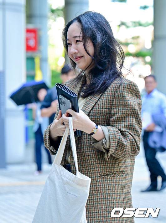 [OSEN=박준형 기자]  11일 서울중앙지방법원 형사31부가 하이브가 민희진 전 어도어 대표를 상대로 제기한 주주간계약 해지 확인 소송과, 민희진 전 대표가 하이브를 상대로 낸 풋옵션 관련 주식매매대금 청구 소송의 마지막 변론기일을 진행했다.재판부는 하이브 측 증인 신문과 구두 변론을 마친 뒤 선고기일을 정할 예정이다. 앞서 지난 6월 열린 3차 변론에서 하이브는 민희진 전 대표가 뉴진스 멤버 부모들을 회유하고 세세한 지시를 내리며 입장을 조율했다고 주장하며, 이는 ‘뉴진스 빼가기’ 계획의 일환으로 주주간계약 위반에 해당한다고 강조했다.민 전 대표는 지난해 4월부터 하이브와 법적 갈등을 이어오고 있으며, 하이브는 경영권 탈취와 배임 의혹 등을 이유로 감사에 착수했다. 반면 민 전 대표는 뉴진스 콘셉트 표절 문제가 갈등의 핵심이라고 맞서며 양측의 대립이 심화됐다.민희진 전 대표가 출석하고 있다. 2025.09.11 / soul1014@osen.co.kr