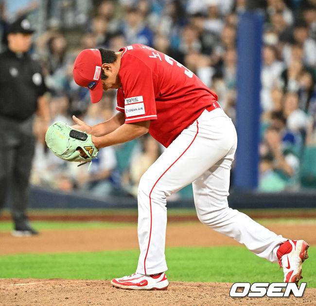 [OSEN=대구, 이대선 기자] 11일 오후 대구 삼성라이온즈파크에서 2025 신한 SOL Bank KBO리그 삼성 라이온즈와 SSG 랜더스의 경기가 열렸다.삼성은 후라도, SSG은 화이트를 선발 투수로 내세웠다.8회말 2사 1루에서 SSG 노경은이 삼성 이재현을 땅볼로 처리하고 환호하고 있다. 2025.09.11 /sunday@osen.co.kr