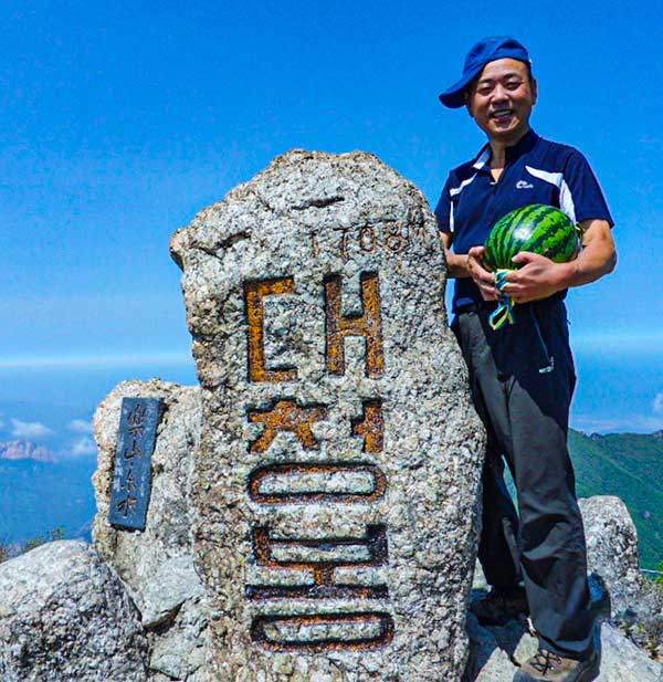 설악산 대청봉에 수박을 들고 올랐다.