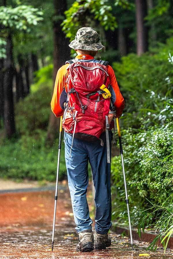 어느 산을 가든 스틱을 사용한다. 또한 캠프라인의 등산화를 선호한다.