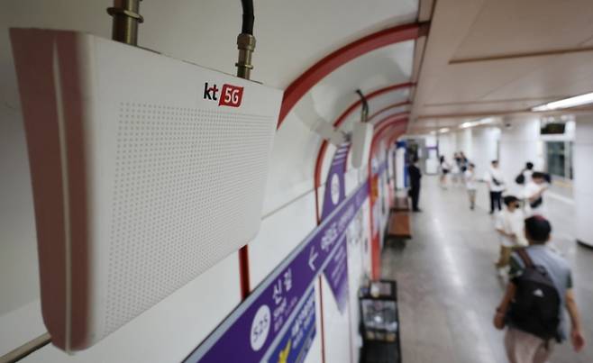 지난달 27일부터 서울 금천, 경기 광명·부천 지역에서 새벽 시간을 기해 KT 이용자 본인도 모르게 휴대전화 소액결제가 되는 해킹 사건이 벌어졌다.  경기남부경찰청 사이버수사대는 9일 오후 6시 현재 KT 소액결제 피해 사례가 124건, 피해액은 8060여만원으로 집계됐다고 밝혔다. 해커는 초소형 기지국을 통해 이용자들의 트래픽을 가로채 소액결제 피해를 일으킨 것으로 추정된다. 사진은 10일 서울 지하철역에 설치된 KT 이동통신 기기 모습. 연합뉴스