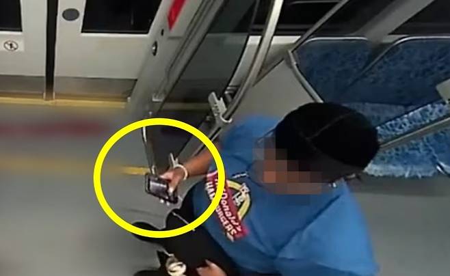 지난달 22일 우크라이나 출신 난민 여성인 이리나 자루츠카(23)가 노스캐롤라이나주(州) 샬럿의 지하철에서 흉기에 찔려 숨진 현장에서 휴대전화로 이를 촬영하는 남성