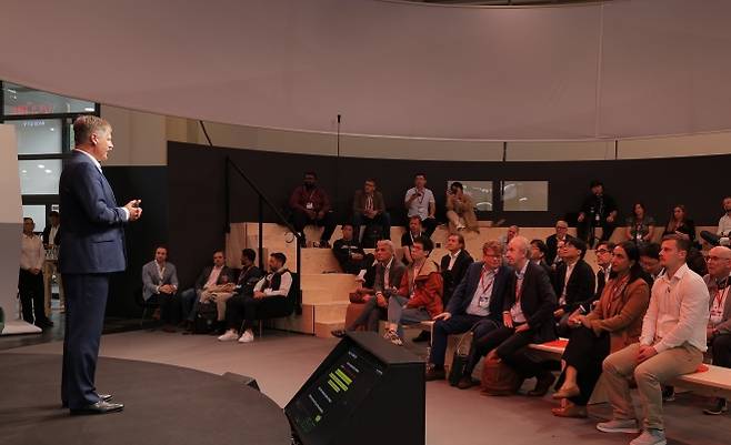 악셀 마슈카(왼쪽) 현대모비스 영업부문장 부사장이 지난 9일(현지시간) 독일 뮌헨에서 열린 ‘IAA 모빌리티 2025’에서 발표하고 있다.  현대모비스 제공