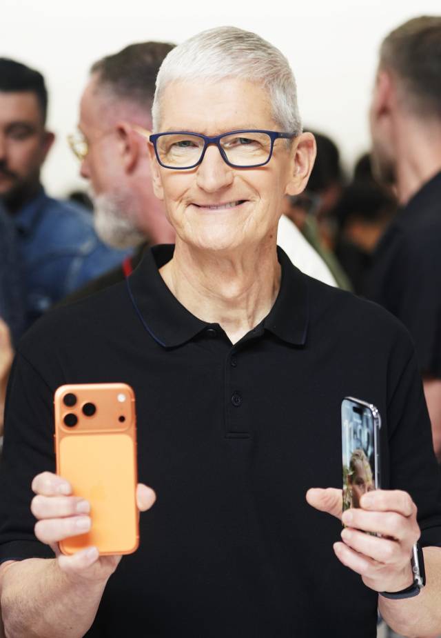 팀 쿡 애플 최고경영자(CEO)가 미국 캘리포니아 쿠퍼티노에서 새로 공개된 아이폰17을 선보이고 있다. 신화사 연합뉴스