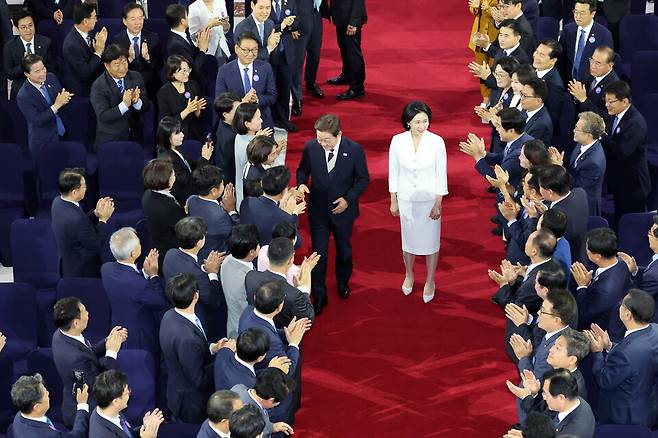 제21대 대통령에 당선된 이재명 대통령과 김혜경 여사가 4일 국회 로텐더홀에서 열린 취임선서에서 참석자들과 악수하고 있다. ⓒ시사저널 이종현