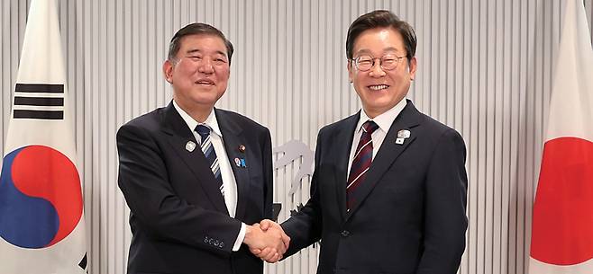 이재명 대통령이 6월17일(현지시간) 캐나다 앨버타주 카나나스키스 주요 7개국(G7) 정상회의장에서 열린 한일 정상회담에서 이시바 시게루 일본 총리와 악수하고 있다. ⓒ연합뉴스