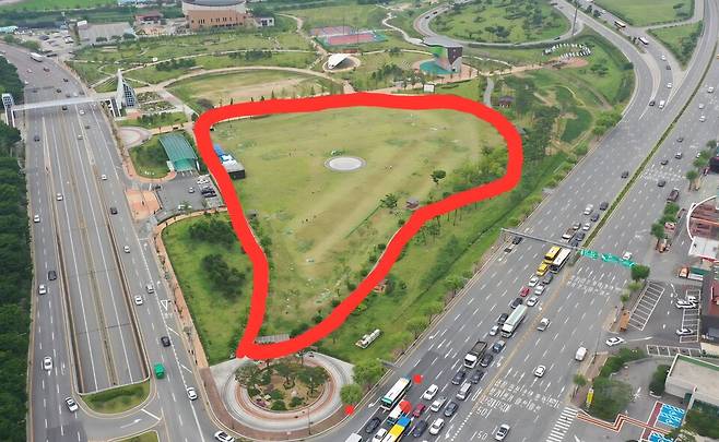 파크골프장으로 점거된 천안시 신부동 도솔공원 광장(빨간선 안).