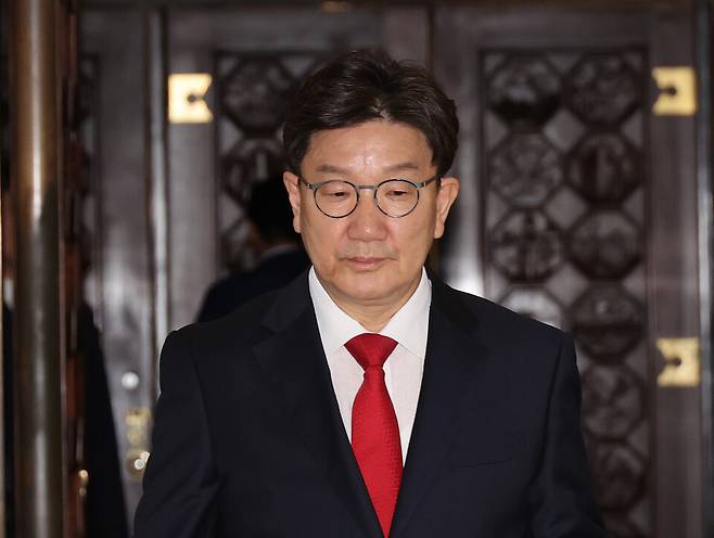 권성동 국민의힘 의원이 11일 서울 여의도 국회 본회의장을 나서고 있다. ⓒ 연합뉴스