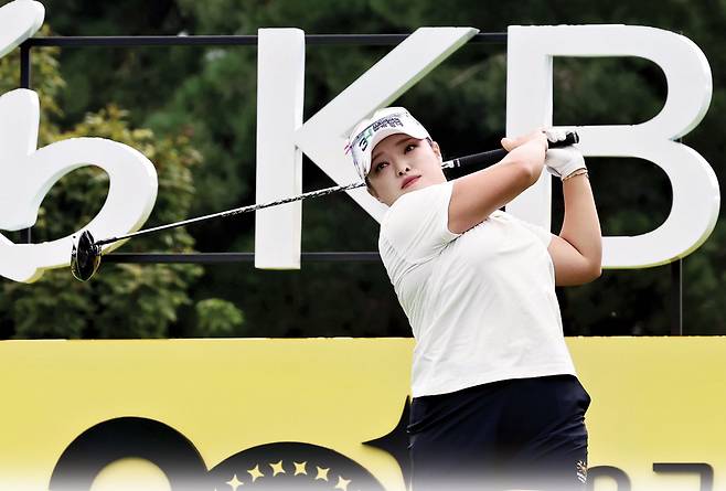 장하나가 지난 4일 열린 KLPGA 투어 KB금융 스타챔피언십 1라운드 도중 1번 홀에서  티샷을 하고 있다. KLPGA 제공