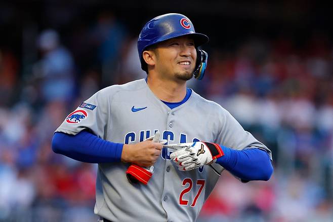 시카고 컵스 스즈키 세이야가 11일 애틀랜타전에서 1회초 볼넷을 얻은 뒤 배팅장갑을 벗고 있다. AFP연합뉴스