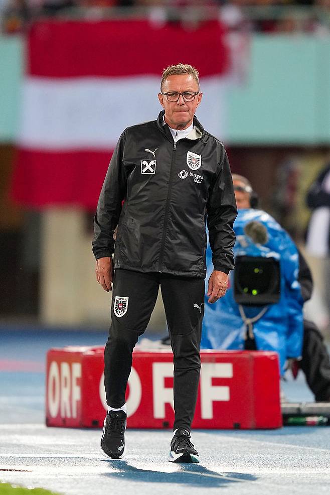 오스트리아 랑닉 감독이 7일 북중미월드컵 유럽예선 루마니아전에서 선수들을 지켜보고 있다. Getty Images코리아