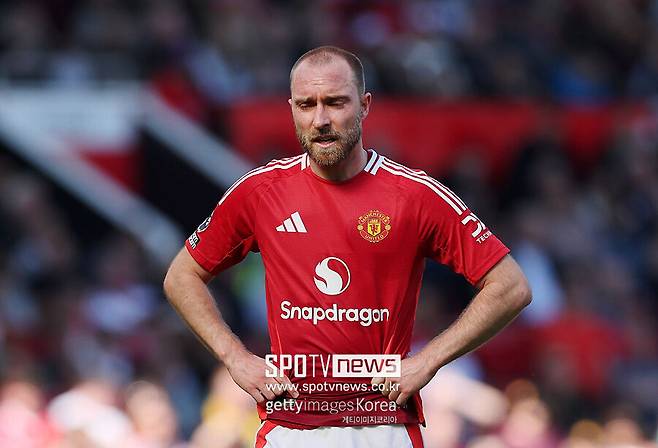 ▲ 에릭센은 이제 독일 무대에서 마지막 불꽃을 태우려 한다. 여전히 창조적인 패스로 경기를 지배할 수 있을지, 그리고 경험과 리더십으로 볼프스부르크에 어떤 가치를 더할지가 관심사다. 기적 같은 복귀를 넘어, 굴곡진 여정 속에서도 빛을 잃지 않는 플레이메이커의 이야기는 아직 끝나지 않았다.