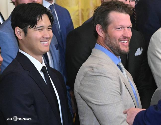 지난 4월 월드시리즈 우승팀 자격으로 백악관에 방문한 오타니(왼쪽)와 커쇼. /AFPBBNews=뉴스1