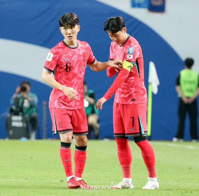 대한민국 주장 손흥민이 지난 6월 10일 서울월드컵경기장에서 북중미월드컵 최종예선 마지막 경기인 쿠웨이트전이 열리는 가운데 후반전 교체투입된 뒤 황인범으로부터 주장 완장을 넘겨받고 있다. 당시 손흥민은 부상 여파로 선발에서 제외된 뒤 교체로 출전했다. /사진=강영조 선임기자