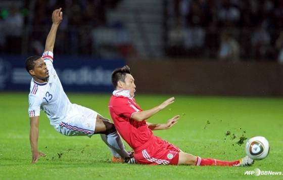 2010년 중국과 프랑스의 친선 경기 당시 파트리스 에브라(왼쪽). /AFPBBNews=뉴스1